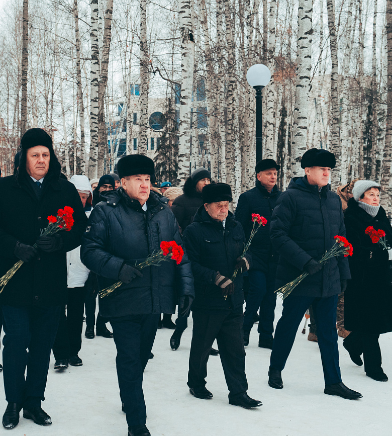 Ханты-Мансийск почтил память Героев Отечества
